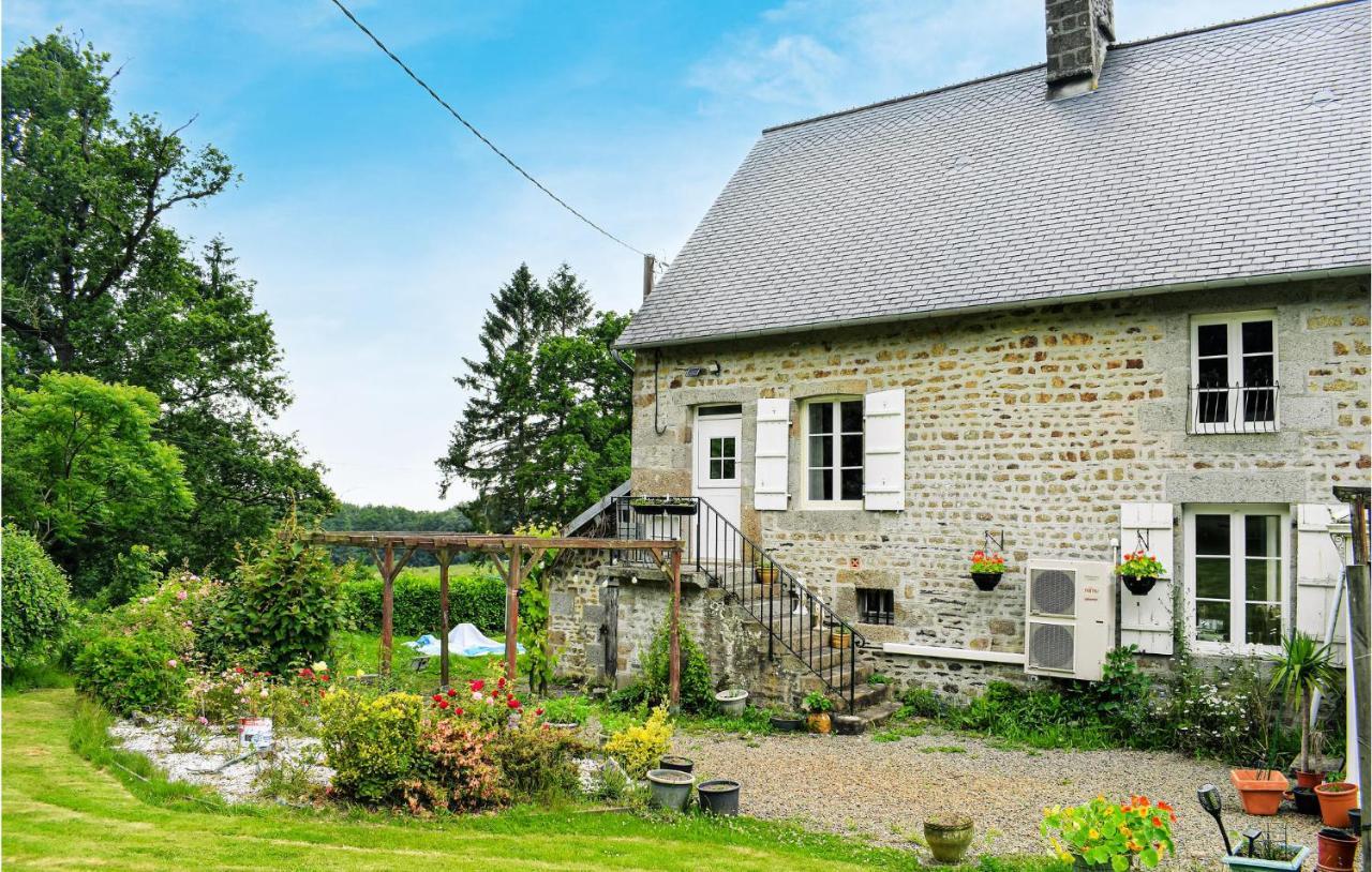 Awesome Home In Saint-Sever-Calvados With Kitchen Buitenkant foto