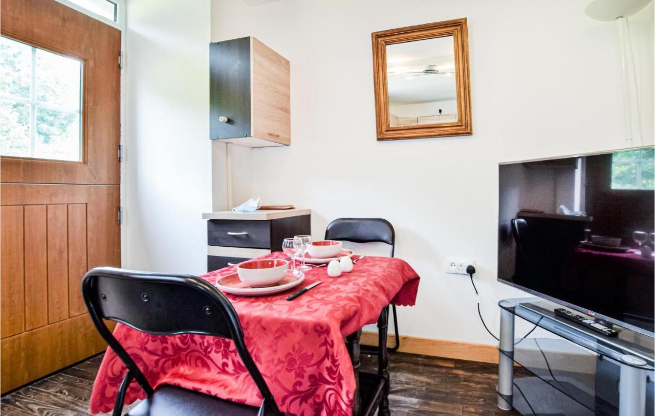 Awesome Home In Saint-Sever-Calvados With Kitchen Buitenkant foto