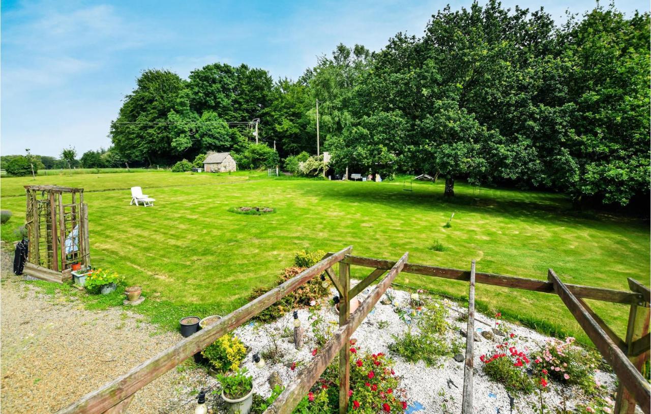 Awesome Home In Saint-Sever-Calvados With Kitchen Buitenkant foto