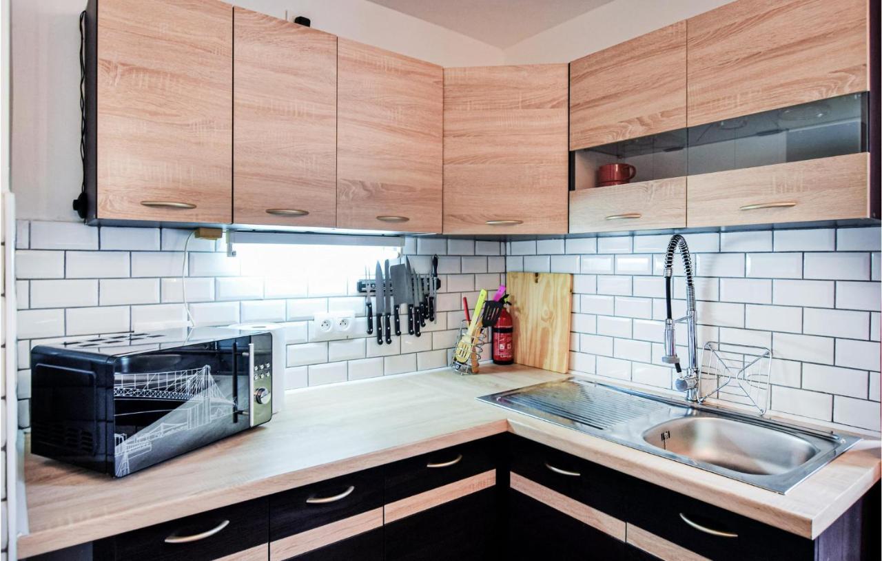 Awesome Home In Saint-Sever-Calvados With Kitchen Buitenkant foto
