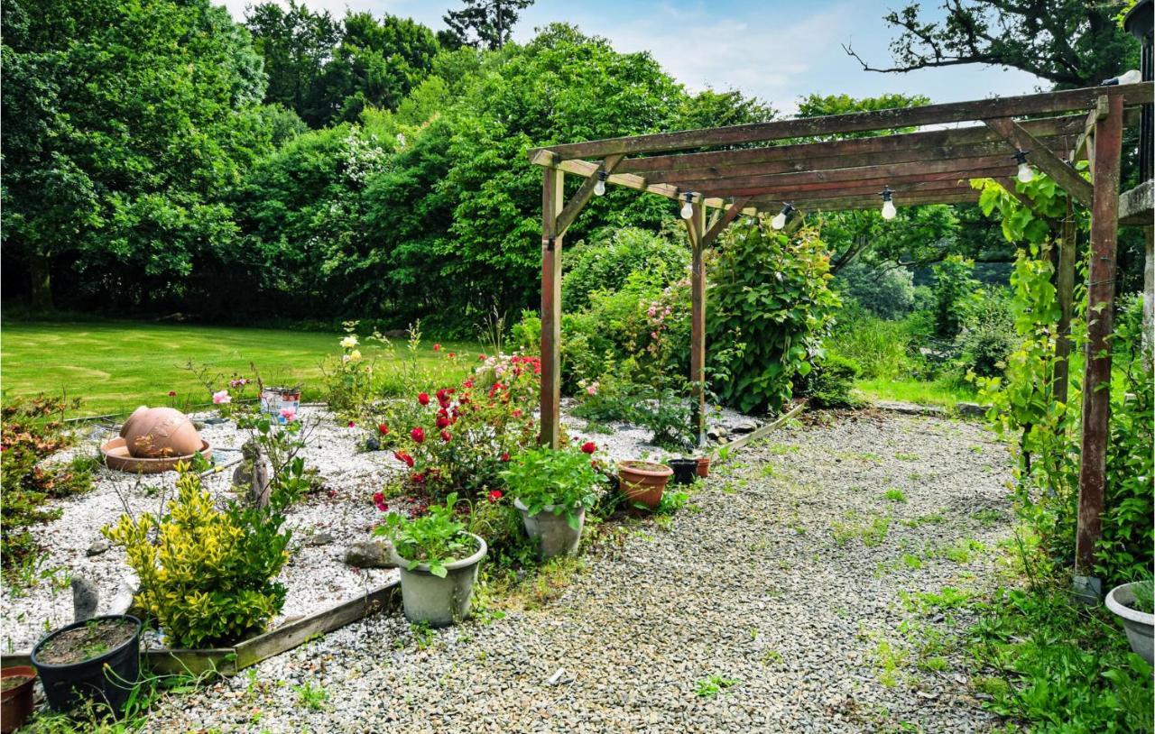 Awesome Home In Saint-Sever-Calvados With Kitchen Buitenkant foto
