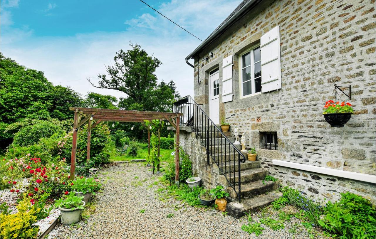 Awesome Home In Saint-Sever-Calvados With Kitchen Buitenkant foto