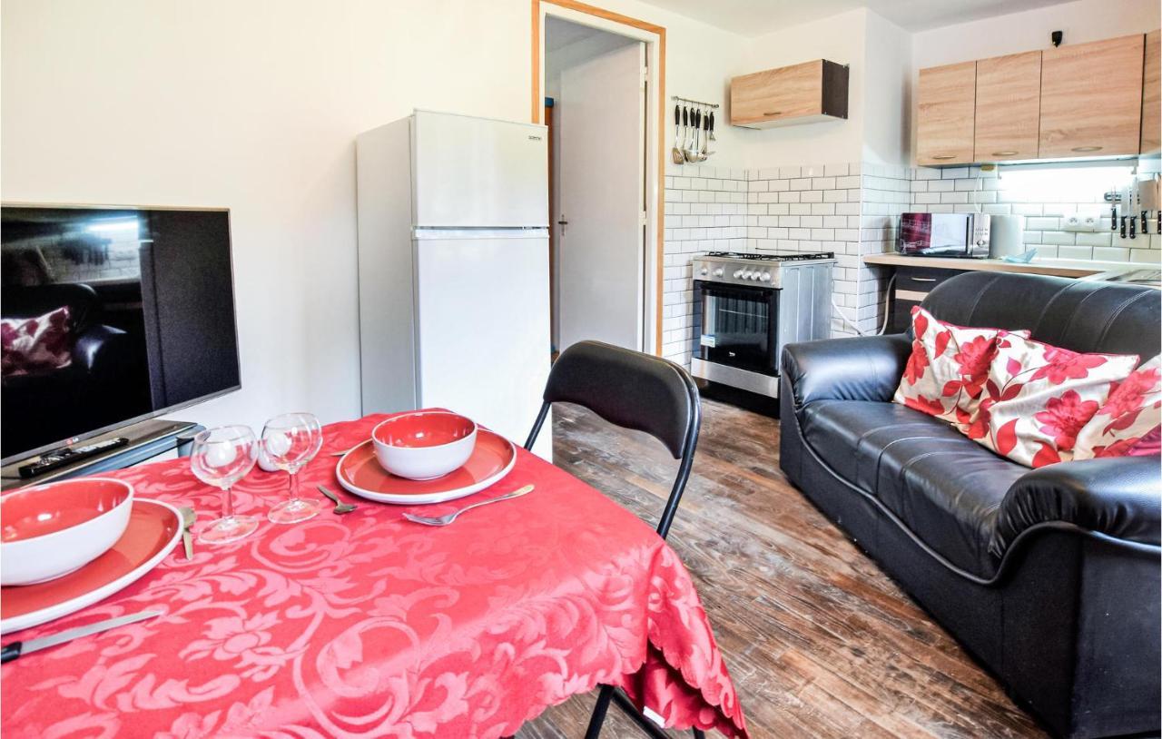 Awesome Home In Saint-Sever-Calvados With Kitchen Buitenkant foto
