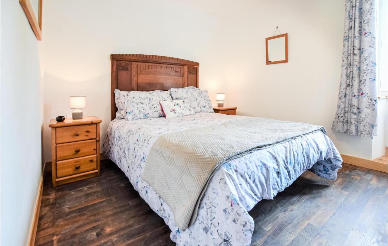Awesome Home In Saint-Sever-Calvados With Kitchen Buitenkant foto